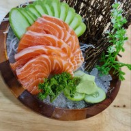 มาโกโตะ ซูชิ อาหารญี่ปุ่นและหมูกรอบ