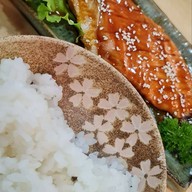 มาโกโตะ ซูชิ อาหารญี่ปุ่นและหมูกรอบ