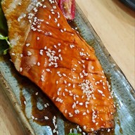มาโกโตะ ซูชิ อาหารญี่ปุ่นและหมูกรอบ