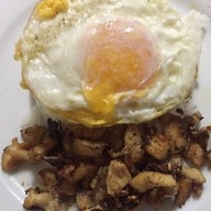 เมนูของร้าน กระเพราพริกแห้งมั่งคั่ง ซอยบุตรสมบัติ