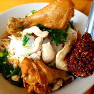 ก๋วยเตี๋ยวไก่ตุ๋น เจ๊จุ๊ รัชดา17