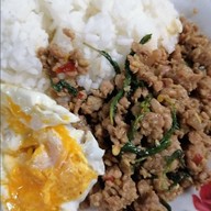 เมนูของร้าน กระเพราพริกแห้งมั่งคั่ง ซอยบุตรสมบัติ