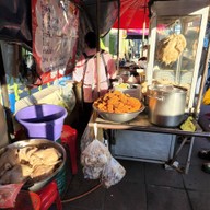 หน้าร้าน ข้าวมันไก่ ข้างโรงเจ บ้านบึง