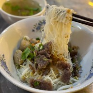 เมนูของร้าน ก๋วยเตี๋ยวเฮียธง ลูกชิ้นเนื้อวัว