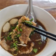 เมนูของร้าน เป็นหนึ่งก๋วยเตี๋ยวเรือ-หมูตุ๋น