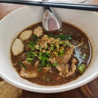 เมนูของร้าน เป็นหนึ่งก๋วยเตี๋ยวเรือ-หมูตุ๋น