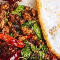 กระเพราหมูกรอบพริกแห้งโคตรแซ่บ อาหารตามสั่ง สาขาลาดพร้าว