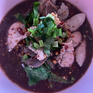 ก๋วยเตี๋ยวเรือหมูตุ๋นเจ๊นา บ้านพรุ