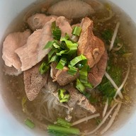 ก๋วยเตี๋ยวเรือหมูตุ๋นเจ๊นา บ้านพรุ