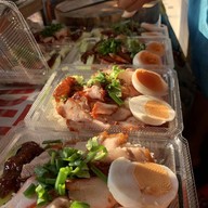 ร้าน ทิพรส ข้าวหมูแดง ท่ารถเมล์ขาว -