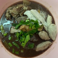 ก๋วยเตี๋ยวเรือหมูตุ๋นเจ๊นา บ้านพรุ
