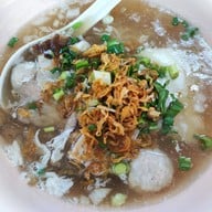 เมนูของร้าน คุณแดงก๋วยจั๊บญวน ถ.พระอาทิตย์