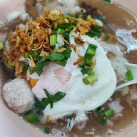 เมนูของร้าน คุณแดงก๋วยจั๊บญวน ถ.พระอาทิตย์