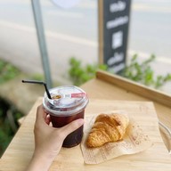 คลังไม้ slowbar café