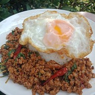 เมนู กะเพราต้องพีช ถนน ศุขประยูร