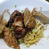 เมนูของร้าน ก๋วยเตี๋ยวรู ตลาดน้อย