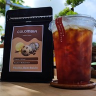 คลังไม้ slowbar café