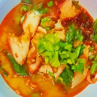 ชายสี่ บะหมี่เกี๊ยว สามแยกสแกงาม