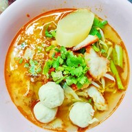 ชายสี่ บะหมี่เกี๊ยว สามแยกสแกงาม