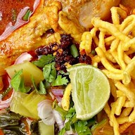 เฮือนยายอ่อง ข้าวซอย น้ำเงี้ยว กะเพราโบราณ