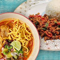 เฮือนยายอ่อง ข้าวซอย น้ำเงี้ยว กะเพราโบราณ