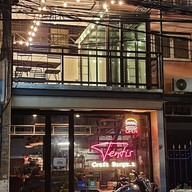 หน้าร้าน Tentis Craft Burgers เรวดี