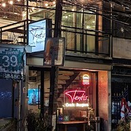 หน้าร้าน Tentis Craft Burgers เรวดี