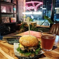 Tentis Craft Burgers เรวดี