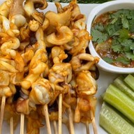 ไส้กรอกอีสานหน้าเซเว่นเก่าสี่แยกไฟแดงถนนใหญ่ตลาดวิศิษฐ์ชัย ใส้กรอกอีสานสาขา3