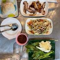 ร้านลาบส้มตำน้องแม็ก