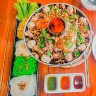 เยาวเรศ เตี๋ยวตุ๋นหม้อไฟ เอแบค