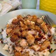 เมนูของร้าน มาลีเป็ดย่าง-หมูกรอบ หน้าโรงแก้ว