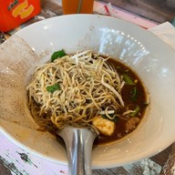 ร้านก๋วยเตี๋ยวเรือแม่ต่วม อยุธยา ต้นตำรับ