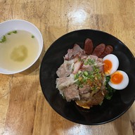 เมนูของร้าน กะเพราล้มยักษ์  ก๋วยเตี๋ยวต้มยำ (ราชเทวี)