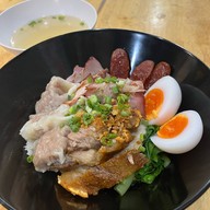 เมนูของร้าน กะเพราล้มยักษ์  ก๋วยเตี๋ยวต้มยำ (ราชเทวี)