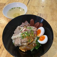 เมนูของร้าน กะเพราล้มยักษ์  ก๋วยเตี๋ยวต้มยำ (ราชเทวี)