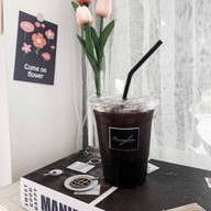 นั่งเล่น คาเฟ่ -