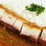 กะเพราเว๊ยยย x หมูกรอบจักรพรรดิ นิมมาน เชียงใหม่