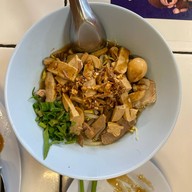 ร้านคู่อร่อย ก๋วยเตี๋ยวหลอดทรงเครื่อง เปาะเปี๊ยะสดปูทะเล( เจ้าเก่าหน้าอำเภอ)