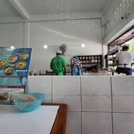 บรรยากาศ สอาด ก๋วยเตี๋ยวลูกชิ้นปลา เย็นตาโฟเสวย - สามกษัตริย์