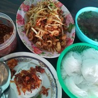 พี่แอน ขนมจีนน้ำย้อย ลำพูน