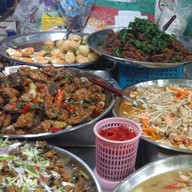 ข้าวราดแกงเจี๊ยบสุพรรณ จตุจักร