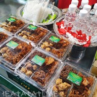 เมนูของร้าน ร้านแม่ติ๋ว ปลาแนม-ไส้กรอก ตลาด บอง มาร์เช่