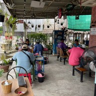 หน้าร้าน ก๋วยเตี๋ยวฮั้งเพ้งร้านเจ๊บุษ ถนนเก้ากิโล ปากซอยเขาน้ำซับ