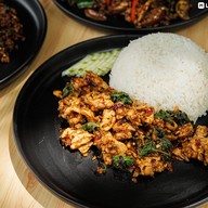 กะเพราปากแตก กะเพราปากแตก