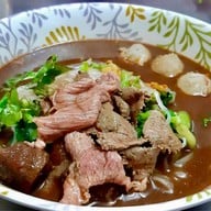 เมนูของร้าน ก๋วยเตี๋ยวเรือเฉินหลง ถนนแสงจันทร์