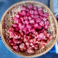 เมนูของร้าน ลูกชิ้นทอด [โบราณ] คนละมั๊ย ไส้กรอกแดงในตำนานปลาระเบิด น้ำจิ้มรสเด็ด  ยาย-ชอบ-ชิ้นทอด ถนนเสนาเริ่มคิด