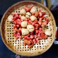 เมนูของร้าน ลูกชิ้นทอด [โบราณ] คนละมั๊ย ไส้กรอกแดงในตำนานปลาระเบิด น้ำจิ้มรสเด็ด  ยาย-ชอบ-ชิ้นทอด ถนนเสนาเริ่มคิด