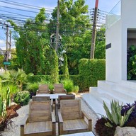 Box Bar Cafe & Dining