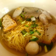 เมนูของร้าน ก๋วยเตี๋ยวปลาอัมพวา